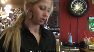 Esta preciosa rubia cachonda se pone caliente