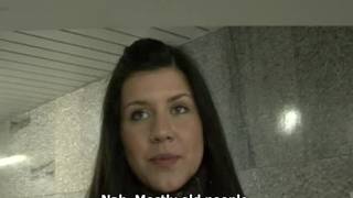 Una puta morena con apetito para mamar