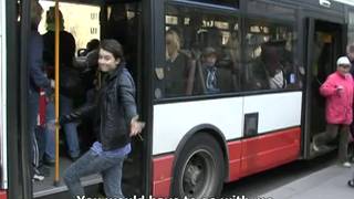 Esta rubia cachonda quiere tragar leche