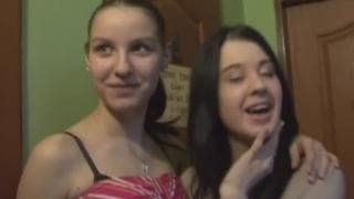 Tres mujeres muy putas follando en un bar