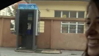 Una mujer de la calle aceptando el desafio