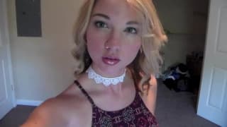 A esta perra rubia le gusta mucho masturbarse