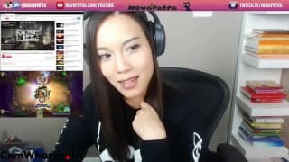 Se masturba en el chat de vídeo con placer Se masturba en el chat de vídeo con placer