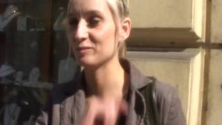 Una rubia que se entrega por un billete