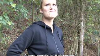 Un poco de dinero la convence para follar