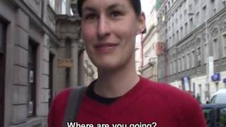 Él conoce a esta chica en la calle y la folla