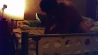 Se lleva a su puta para la cama y graba todo