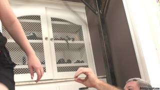 Una Milf y una joven con un hombre hambriento