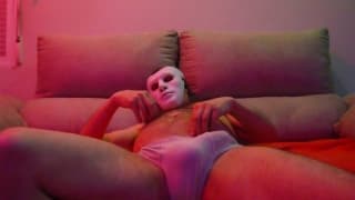 Pajeo enmascarado con los pezones a cien