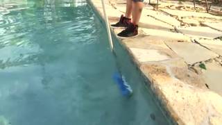 Kacy Lane con su jardinero en la piscina