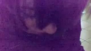 Esta chica se agacha y quiere mamar polla