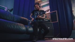 Ella Hughes quiere leche en su coño peludo