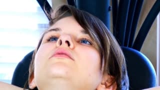 Haciendo ejercicios desnuda para excitarse