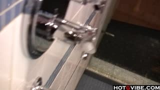 Una rubia verdaderamente jugosa corriéndose al usar un juguete