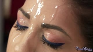 Julia De Lucia quiere semen en su rostro Julia De Lucia quiere semen en su rostro