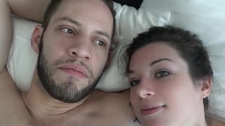 Esta bella morena quiere calentarse el culo