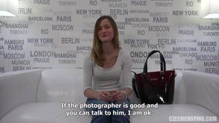 Martina es una jovencita que adora mamar