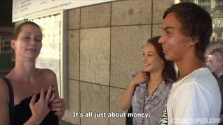 Dos parejas deciden follar tras la casa