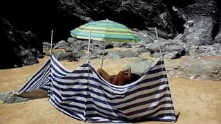 Esta madura se exhibe tomando el sol