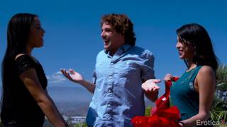 Maya Bijou con Sophia Leone en un trío