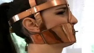 Le pone un bozal y luego la masturba rico