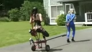 Esta mujer tiene una esclava para pasear