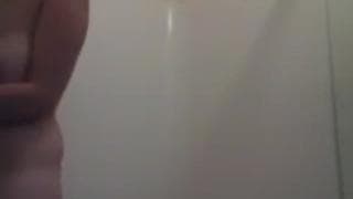 Se baña y le vemos las tetas grandes