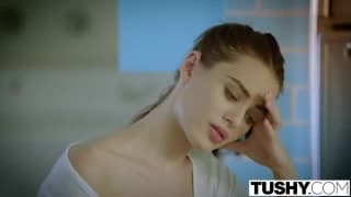 Dos putas jóvenes y sexys follando con placer