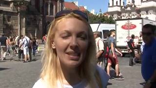 La rubia tiene el apetito sexual muy abierto