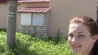 Ella se entrega por unos pocos billetes