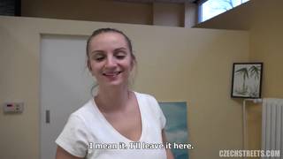 La masajista le dará un masaje especial