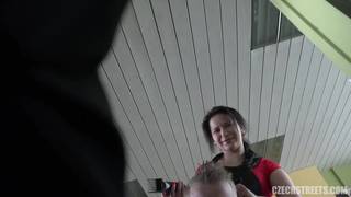 Una morena preciosa follando por dinero