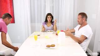 Esta morena tiene experiencia mamando