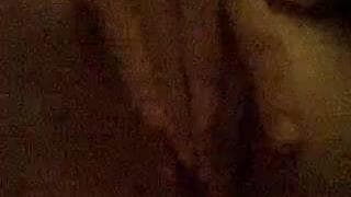 Esta chica se baña y se da placer a solas