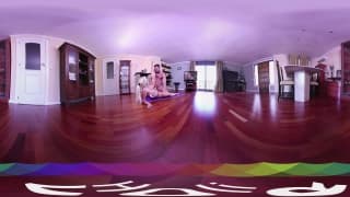 Rubia muy cachonda follada en una escena VR