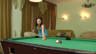 Roxy se da placer en la mesa de billar