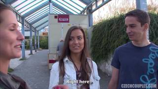 Ellas hacen lo que sea por unos billetes