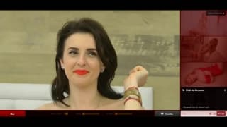 Esta chica tiene mucha experiencia en cámara