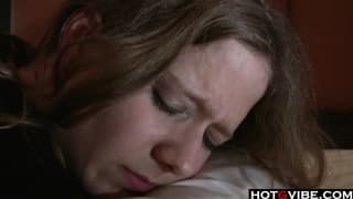 La morena se hace la mejor masturbación usando su nuevo anillo sexual