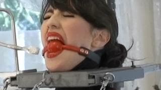 Morena amarrada por su amiga pervertida