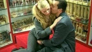 Una rubia folla con un cliente en una tienda