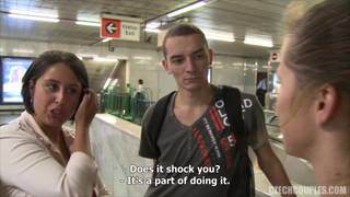 Un par de putas mamando pollas de extraños