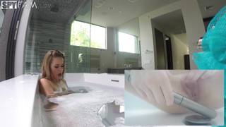 Lilly Ford folla en la bañera y en la cama