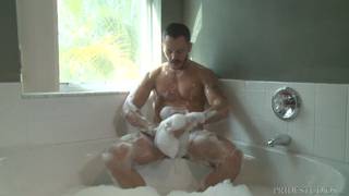 Valentin Petrov se masturba entre la espuma