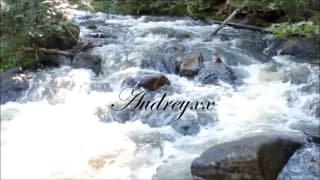 Siente ganas de masturbarse en el río