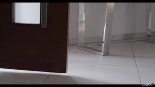 Sydney Cole junto a un negro que la excita