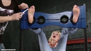 Fetihchismo de pies entre dos rubias bellas