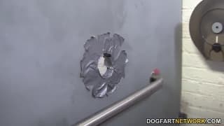 Casey Cumz de rodillas frente al hoyo