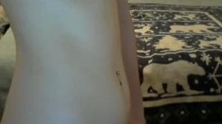 Esta perra adora tocarse frente a la webcam