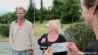 Joven pareja tiene sexo en el parque